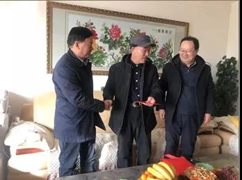 敦煌種業(yè)領(lǐng)導(dǎo)看望慰問(wèn)公司老干部、老黨員及困難黨員職工