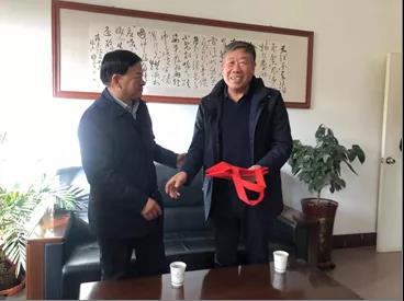 敦煌種業(yè)領(lǐng)導(dǎo)看望慰問(wèn)公司老干部、老黨員及困難黨員職工