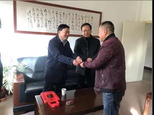 敦煌種業(yè)領(lǐng)導(dǎo)看望慰問(wèn)公司老干部、老黨員及困難黨員職工